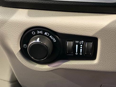 Used 2022 Chrysler Voyager LX image 14