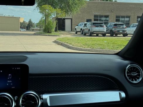 Used 2025 Mercedes-Benz GLB 250 4MATIC image 17