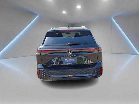 Certified 2025 Volkswagen Tiguan SEL R-Line AWD/4WD image 5