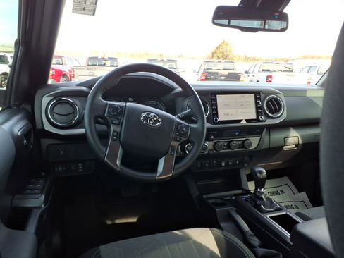 Used 2022 Toyota Tacoma TRD Off-Road image 15