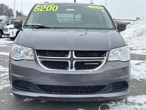 Used 2016 Dodge Grand Caravan SXT image 3