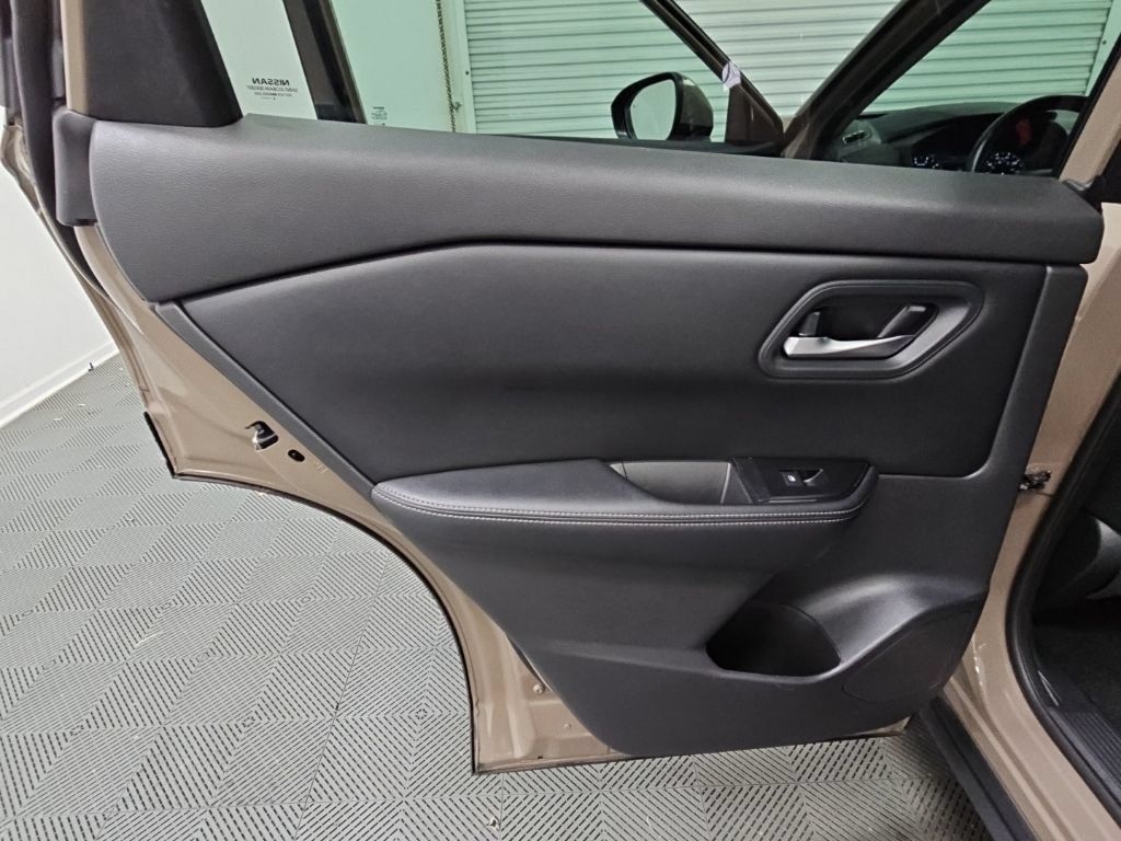 Used 2025 Nissan Rogue SV AWD/4WD image 30