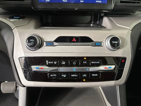 Used 2024 Ford Explorer XLT RWD image 18