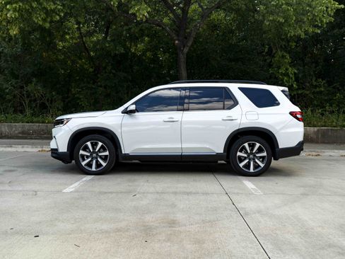 Used 2025 Honda Pilot Touring image 6