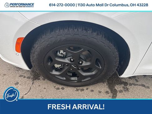 Used 2024 Chrysler Pacifica Premium image 10