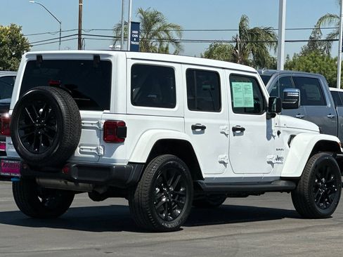 Used 2022 Jeep Wrangler Unlimited Sahara AWD/4WD image 4