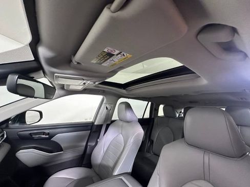 Used 2020 Toyota Highlander XLE AWD/4WD image 25