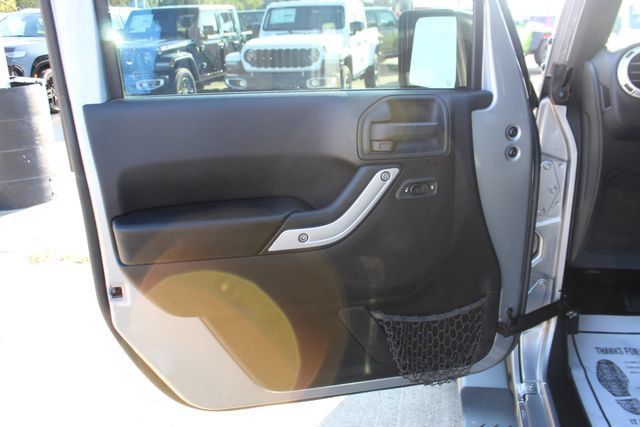 Used 2016 Jeep Wrangler Unlimited Sahara w/ Connectivity Group AWD/4WD image 10