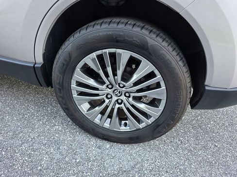 Used 2022 Toyota Venza LE image 18