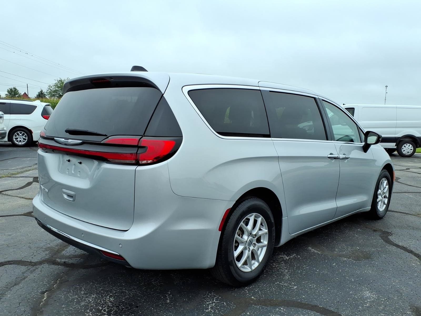 Used 2024 Chrysler Pacifica Touring-L FWD image 3