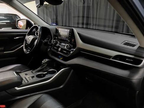 Used 2021 Toyota Highlander XLE FWD image 19