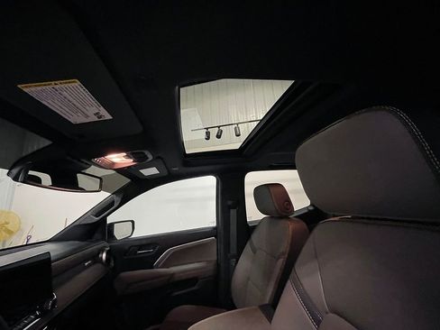 Used 2025 Chevrolet Colorado ZR2 w/ Technology Package image 25