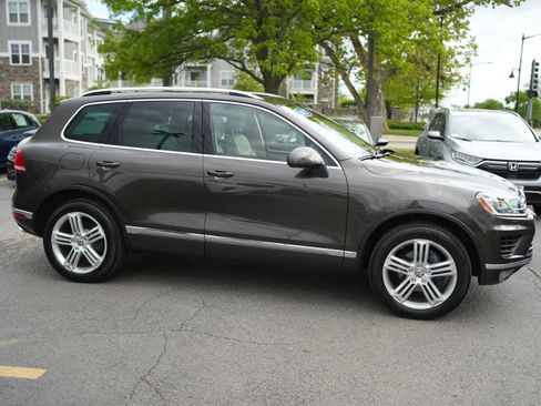 Used 2015 Volkswagen Touareg Executive AWD/4WD image 8