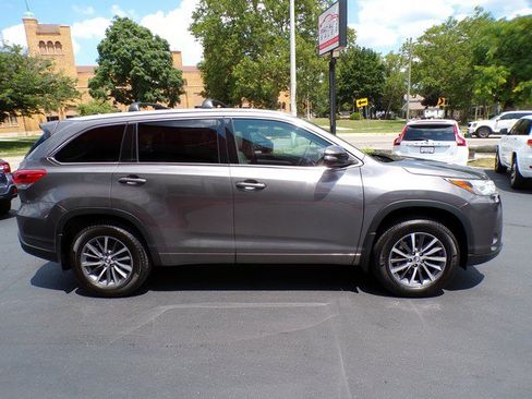 Used 2017 Toyota Highlander XLE AWD/4WD image 3
