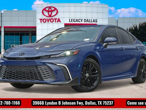 Used 2025 Toyota Camry SE image 1