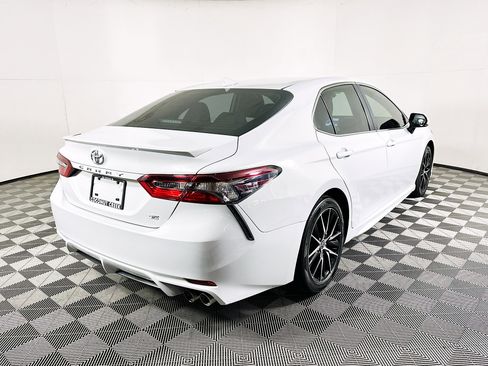 Used 2024 Toyota Camry SE w/ Convenience Package image 3