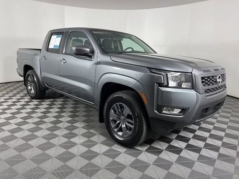 Used 2025 Nissan Frontier SV w/ SV Convenience Package RWD image 3