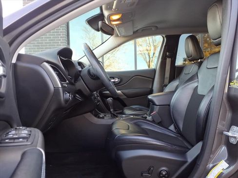 Used 2019 Jeep Cherokee Latitude Plus w/ Comfort/Convenience Group image 13