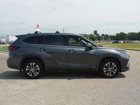 Used 2021 Toyota Highlander XLE AWD/4WD image 24