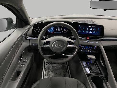 Certified 2025 Hyundai Elantra SEL FWD image 12