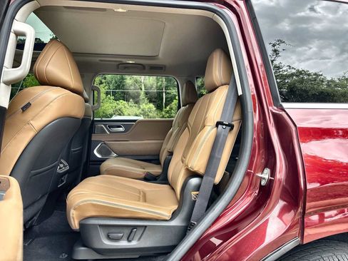 Used 2025 INFINITI QX80 Sensory w/ Premium Cargo Package AWD/4WD image 4