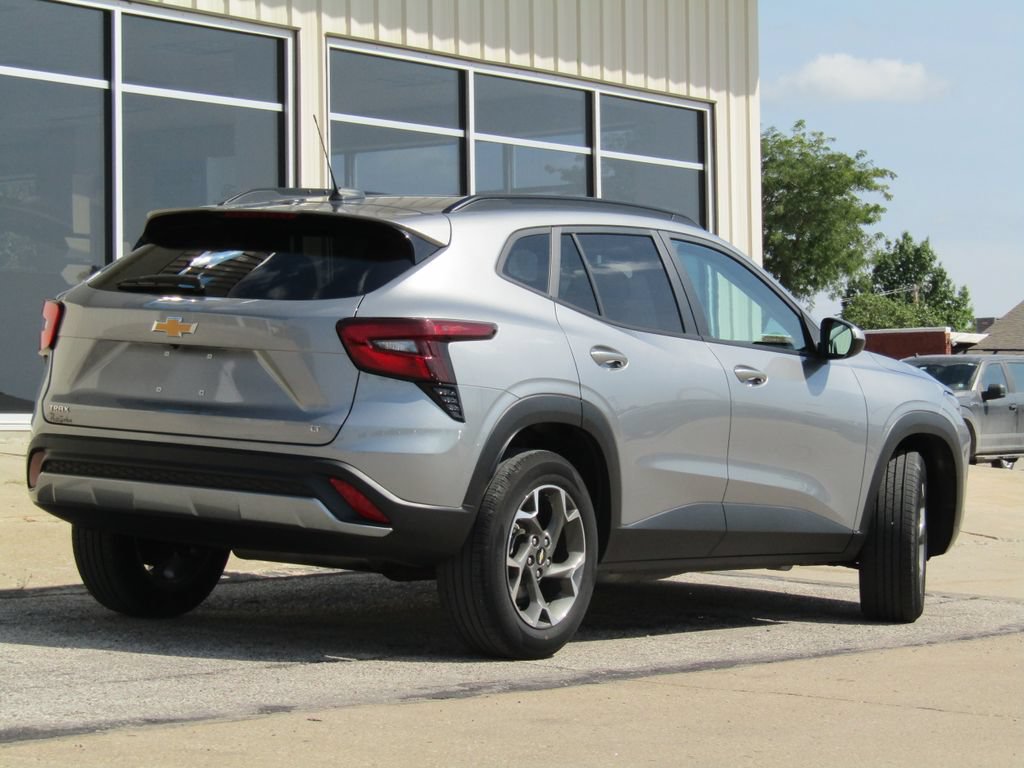 Used 2024 Chevrolet Trax LT FWD image 3