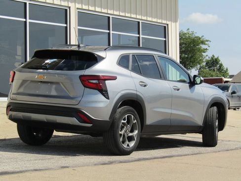 Used 2024 Chevrolet Trax LT FWD image 3