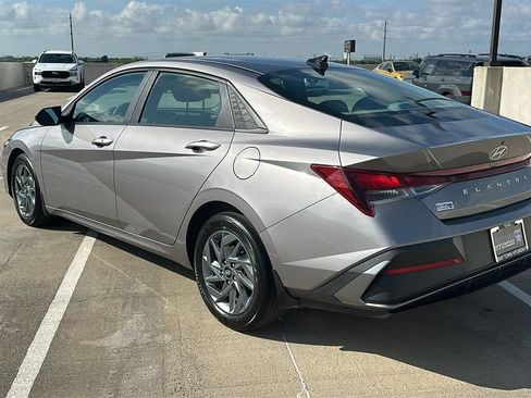 Used 2024 Hyundai Elantra SEL FWD image 10