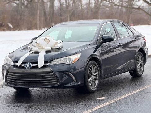 Used 2017 Toyota Camry SE image 1