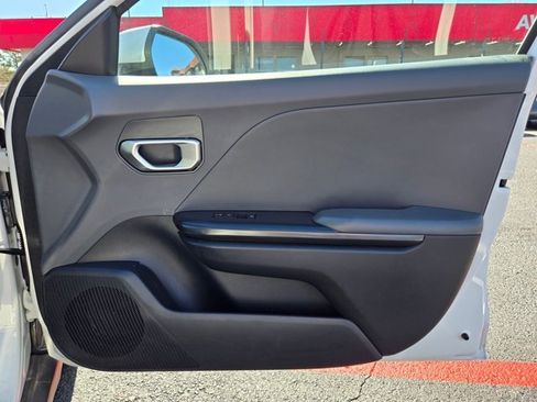 Used 2025 Kia K4 LXS image 27