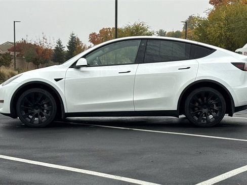 Used 2023 Tesla Model Y Long Range image 10