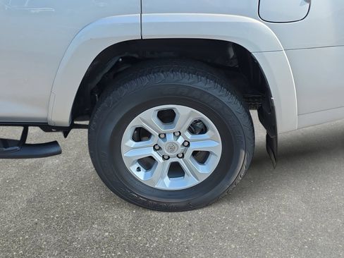 Used 2022 Toyota 4Runner SR5 Premium w/ Moonroof Package RWD image 32