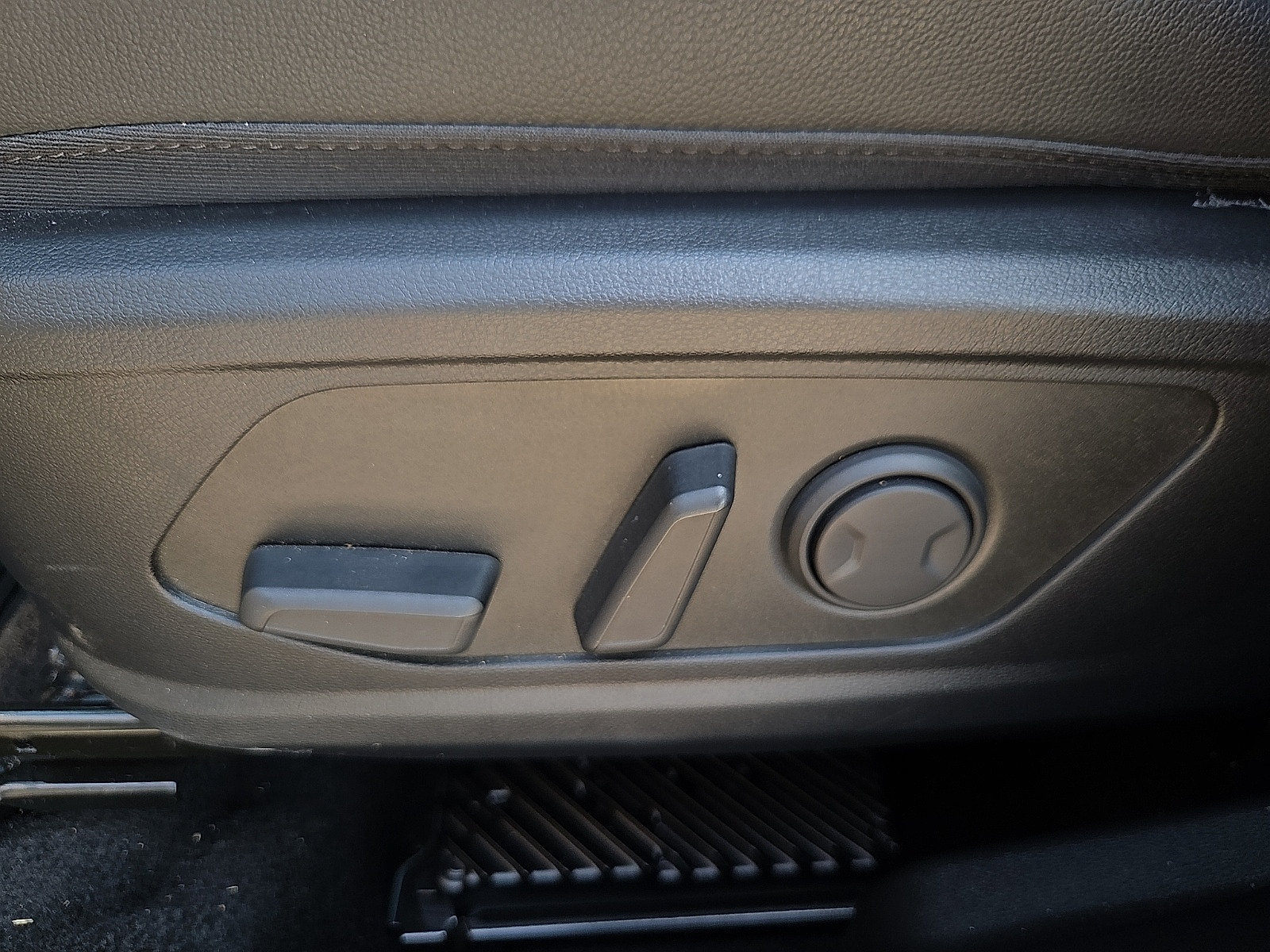 Used 2025 Hyundai Tucson Limited FWD image 14
