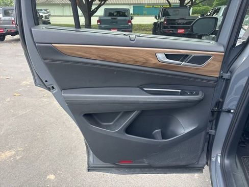 Used 2025 Volkswagen Atlas SE w/ Panoramic Sunroof Package image 17