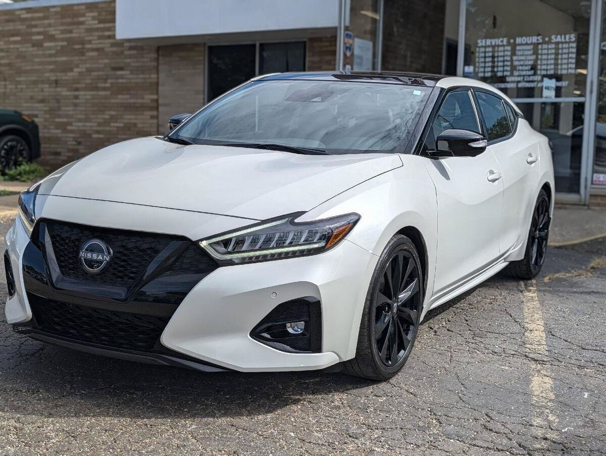 Used 2023 Nissan Maxima SR w/ Sport Mat Group FWD image 4