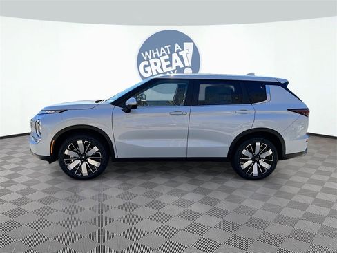 New 2025 Mitsubishi Outlander SE image 4