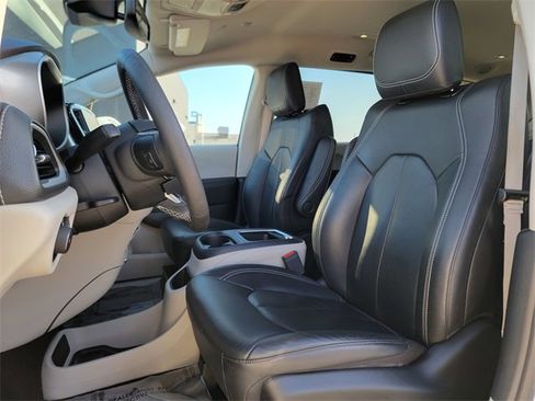 Certified 2022 Chrysler Pacifica Touring-L image 20