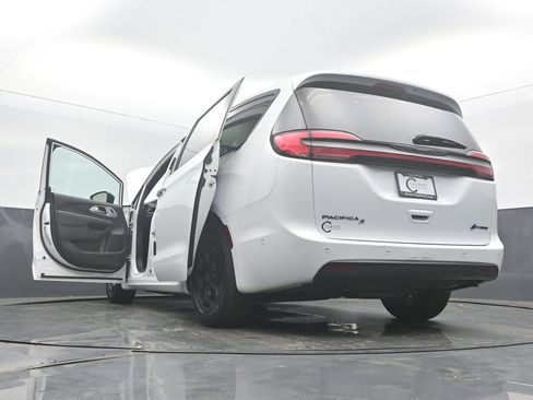 Used 2024 Chrysler Pacifica Limited FWD image 60