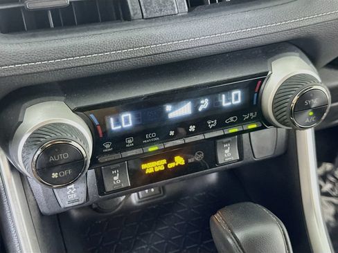 Used 2019 Toyota RAV4 XLE w/ Convenience Package FWD image 25
