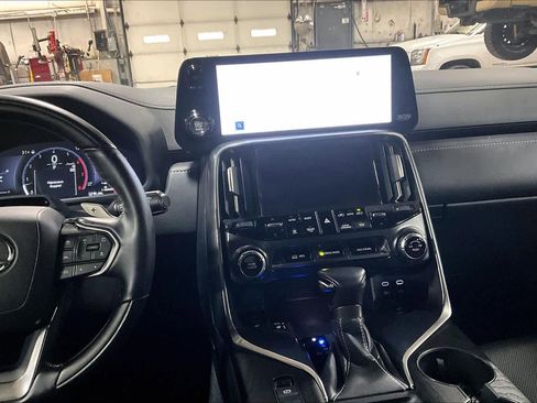 Used 2025 Lexus LX 600 4WD w/ Luxury Package image 6