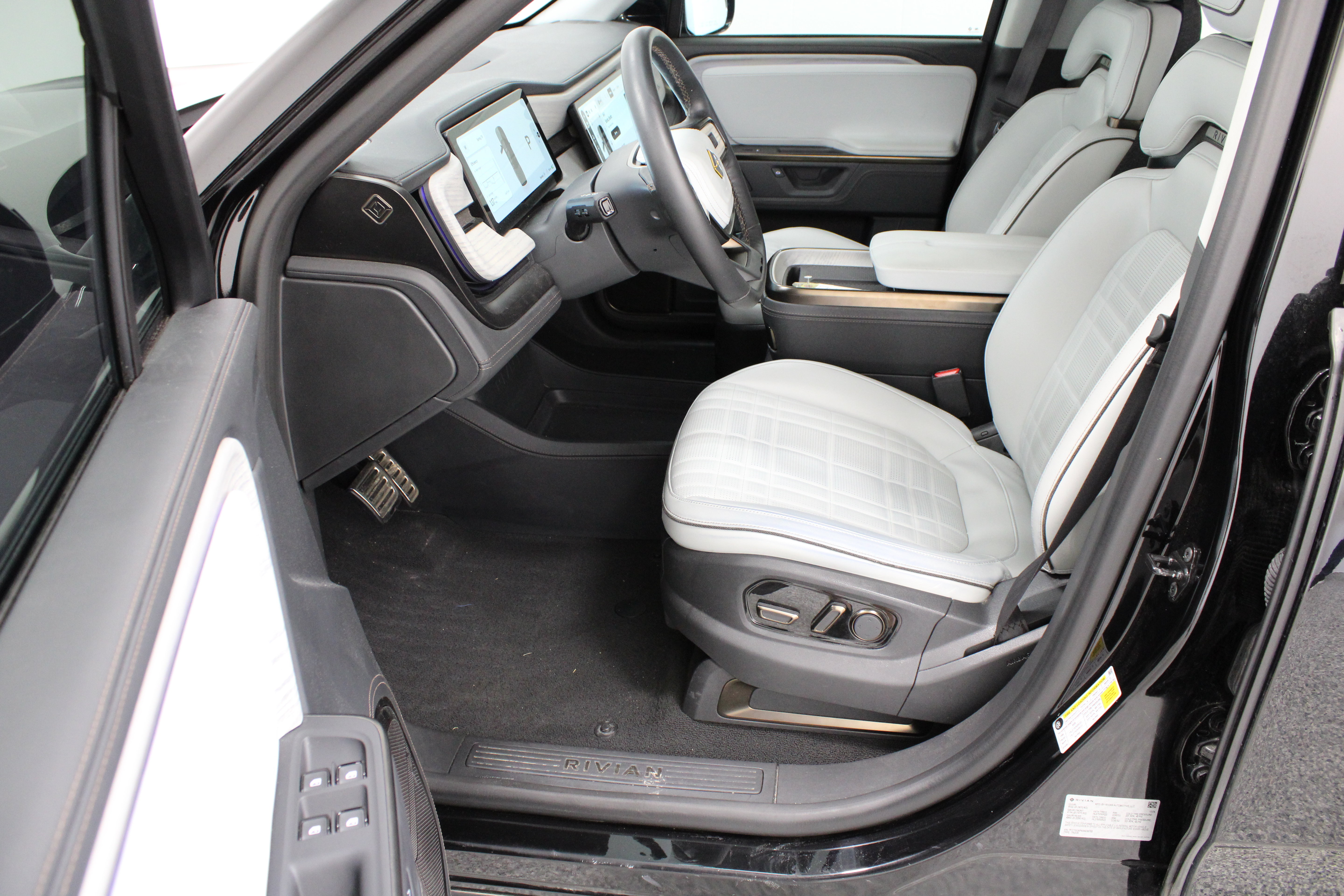 Used 2025 Rivian R1T Premium Tri AWD/4WD image 14
