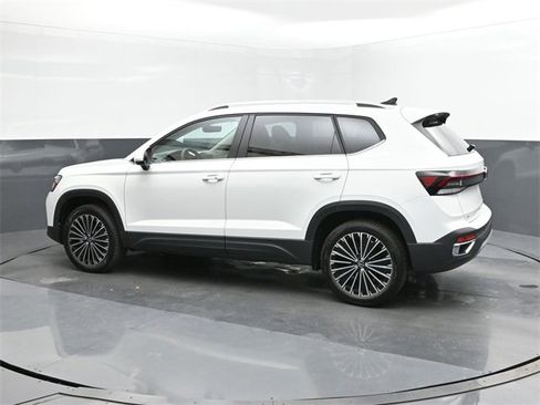 New 2025 Volkswagen Taos SE image 5