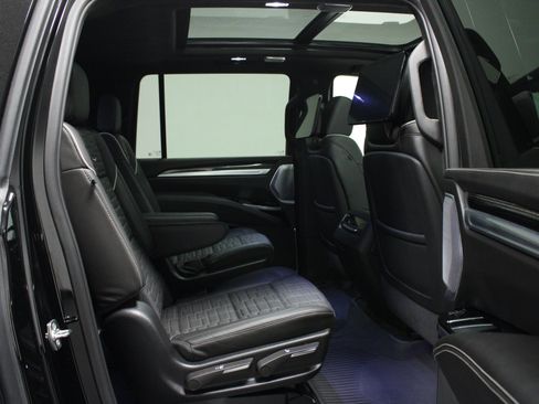 Used 2025 Cadillac Escalade ESV V AWD/4WD image 17