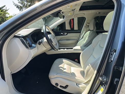 Used 2018 Volvo XC60 T5 Momentum w/ Convenience Package AWD/4WD image 12