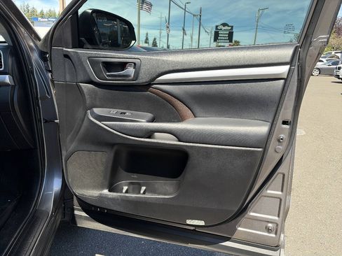 Used 2019 Toyota Highlander XLE AWD/4WD image 27