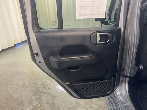 Used 2018 Jeep Wrangler Unlimited Sahara image 28