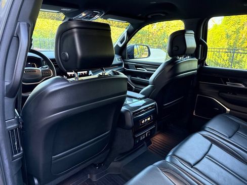 Used 2022 Jeep Wagoneer Series II AWD/4WD image 33