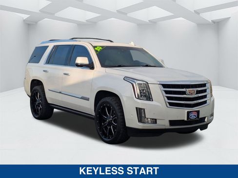 Used 2020 Cadillac Escalade Premium Luxury image 2