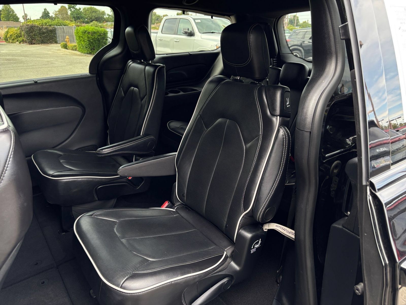 Used 2025 Chrysler Pacifica Limited FWD image 41