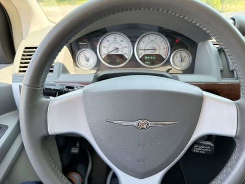 Used 2010 Chrysler Town & Country Touring FWD image 15